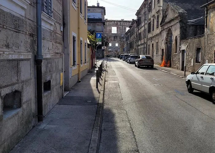 Amfiteatar Διαμέρισμα Πούλα